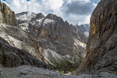 Catinaccio Alp Dağları yürüyüş yolu, İtalyan Alpleri Dolomite, Trentino, İtalya