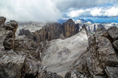 İtalyan Dolomite Tepesi Panoraması, Trentino Alplerinden Val Badia