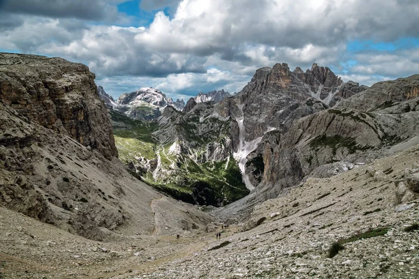 Tre cime Lavaredo Dolomite Ulusal Parkı 'ndaki İtalyan Alpleri manzarası