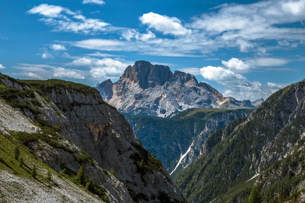 Croda Rossa Dolomite manzarası Tre cime Ulusal Parkı, İtalya