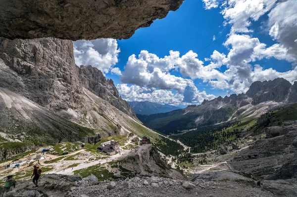Val di Fassa, Trentino İtalya üzerinden Dolomite alta 'da dağ yürüyüşü patikası