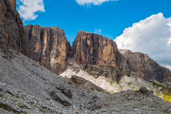 Trentino Alplerindeki Sella Grubu Dolomite Panoraması, Val di Fassa, İtalya