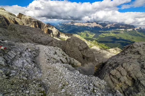 Dolomite Alta, Sella Grup, val Badia, Trentino 'da yürüyüş yolu üzerinden.