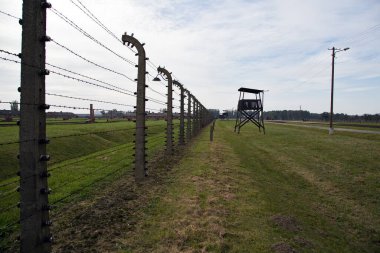 Mahkûm çiti ve kule bekçisi, Auschwitz Birkenau Toplama Kampı