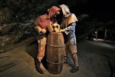 Wieliczka tuz madenindeki antik madenci heykeli, Wieliczka, Polonya