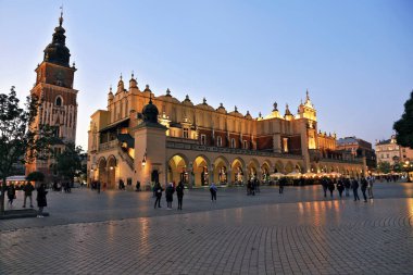Krakow eski gece aydınlatılmış meydan ve Sukiennice pazarı, Rynek Glowny, Stare Miasto, Polonya