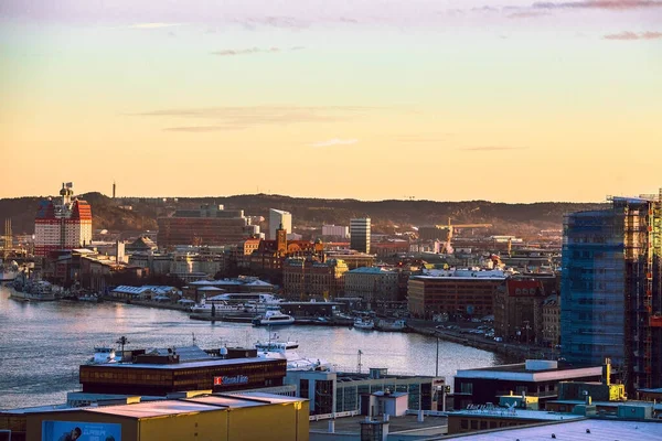 哥德堡日落时分工业港口起重机 哥德堡 — 图库照片