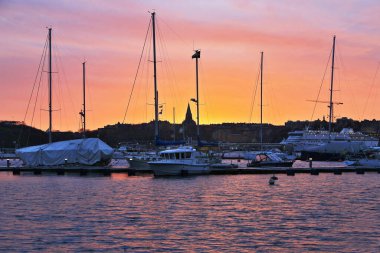 Stockholm gün batımı Djurgarden limanı takımadalarında, Stockholm, İsveç