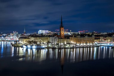 Stockholm gece silueti kanal manzarası, Gamla Stan, Stockholm İsveç