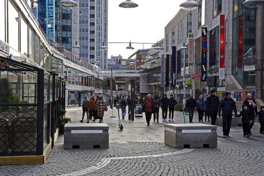Stockholm, İsveç 'in merkezindeki Norrmalm Caddesi Kalabalığı