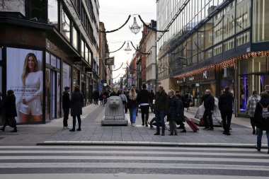 Stockholm şehir merkezindeki Norrmalm Caddesi 'ndeki kalabalık Noel boyunca, İsveç