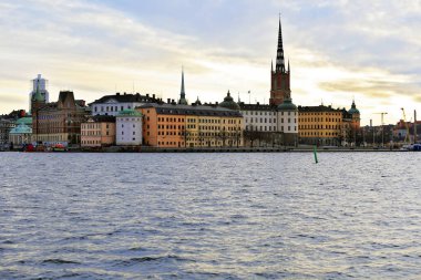 Stockholm Gamla Stan 'de gün doğumu. Stockholm, İsveç' teki kanal takımadalarından.