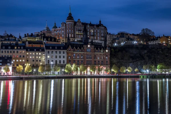 斯德哥尔摩夜间天际线运河城市景观 瑞典斯德哥尔摩Ormsaltaren — 图库照片