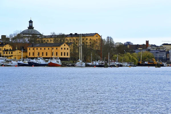 斯德哥尔摩Gamla Stan运河 船和斯德哥尔摩港口全景 瑞典斯德哥尔摩 — 图库照片