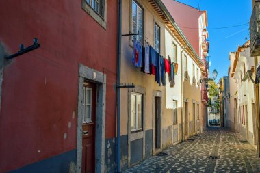 Alfama Lisboa bölgesi dar sokak evleri, Lizbon, Portekiz