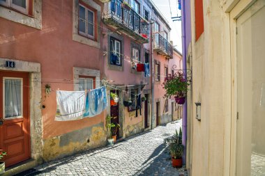 Alfama Lisboa bölgesi dar sokak evleri, Lizbon, Portekiz