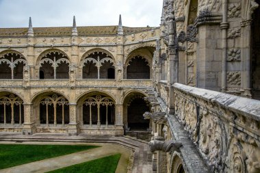 Belem Lisboa 'daki Jeronimos Manastırı avlusunda. Lizbon, Portekiz