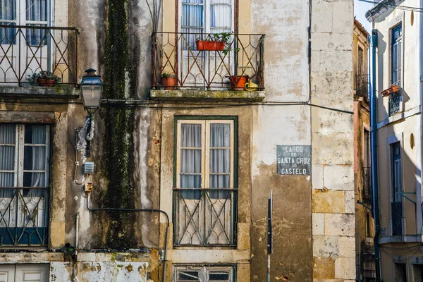 Alfama Lisboa Estrecho Calle Color Casa Ventanas Lisboa Portugal — Foto de Stock