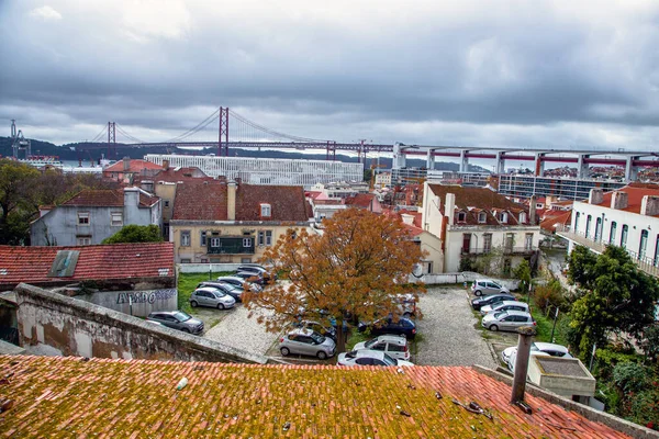 阿尔坎塔拉里索瓦区屋顶塔戈河桥葡萄牙里斯本 — 图库照片