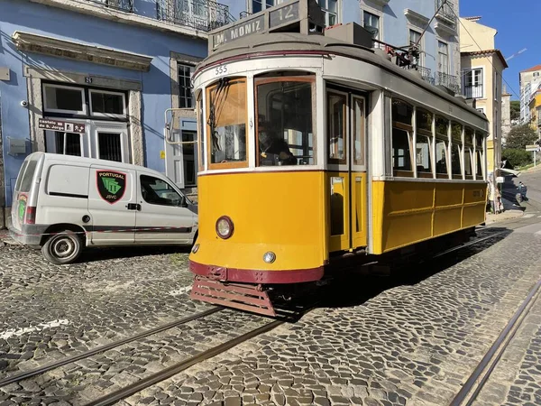 Alfama Lisboa Okres Úzká Ulice Žlutá Tramvaj Lisabon Portugalsko — Stock fotografie