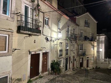 Alfama Lisboa geceleri dar bir sokak, Lizbon, Portekiz