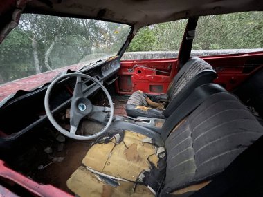 Terk edilmiş, yıkılmış Amerikan arabası, Lizbon, Portekiz