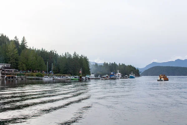 Boat Approaches Marina Dock Egmont British Columbia Small Tourism Town — Stock Photo, Image