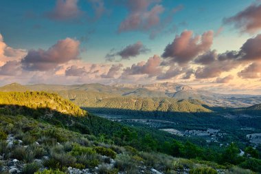 İspanya 'daki Cabeco d' Or dağlarına bakan güzel manzara. Yatay manzara.