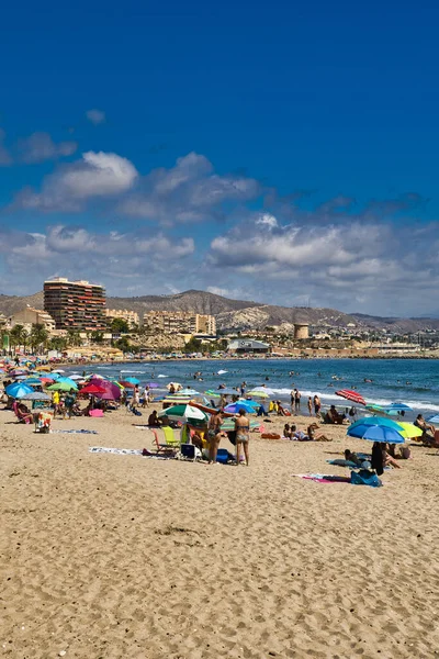 Španělsko Krásný Slunečný Den Pláži Campello Viditelnými Činžovními Domy Moře — Stock fotografie