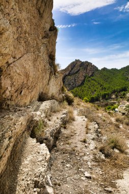Cabeco D 'or dağlarında, mavi gökyüzünün altında güneşli güzel bir günde uzak dağ tepelerinin manzarası.