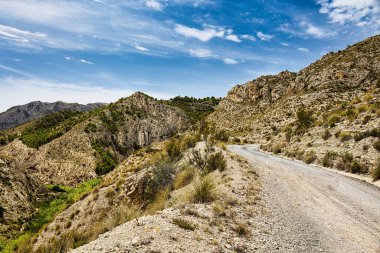 Cabeco D 'or boyunca uzanan kirli dağ yolu Xixona (Jijona) kasabasına çıkar. İspanya, Alicante bölgesi. Yatay görünüm
