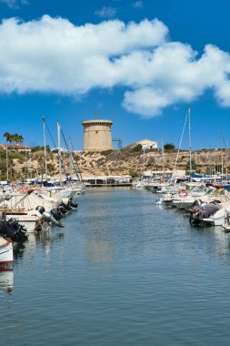 El Campello Costa Blanca 'da balıkçılık limanı ve marinası. İspanya, Alicia vilayeti. Dikey manzara..