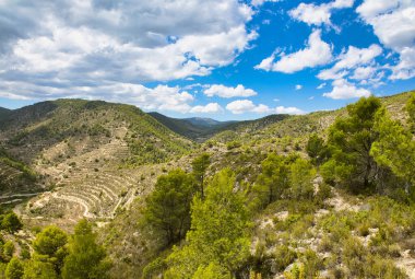 Cabeco D 'or dağ sırasının tepesinden bak. İspanya, Alicante vilayeti. Yatay görüş.