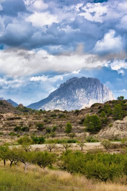 Cabeco D 'or dağlarının tepesine bakan dağ vadisi. İspanya, Alicante ili