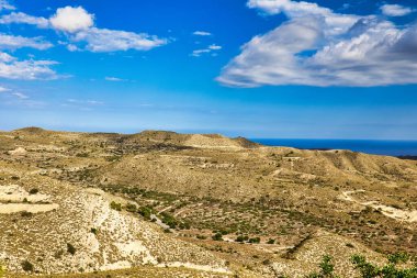 Mavi gökyüzünün altında deniz manzaralı güzel bir manzara. Alicante ili. Yatay görünüm.