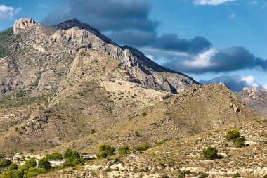 Cabeco D 'or dağ tepelerine bakan güzel bir manzara. İspanya, Alicante vilayeti. Yatay görüş.