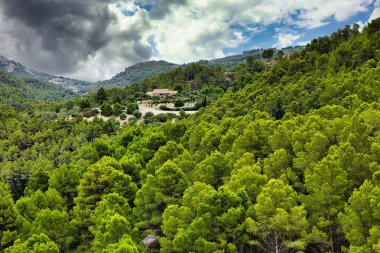 Guadalest 'in etrafındaki ağaçlık, yeşil yamaçların arasında güzel bir çiftlik evi var..