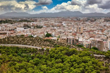 St. Barbara tepesinden Alicante 'nin bir parçasına bak. Ağrı. Yatay görüş..