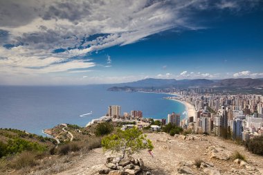 Körfeze bakan manzara, Benidorm 'un plajları ve gökdelenleri Sierra Helada' nın en yüksek noktasından. İspanya, Alicante vilayeti..