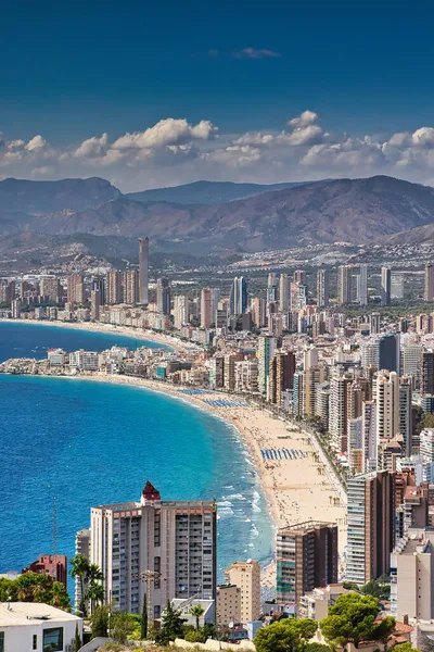 Körfezin ötesindeki Sierra Helada 'dan görüntü, plajlar ve Benidorm' un bir parçası. Güzel güneşli bir gün mavi gökyüzünün altında beyaz bulutlarla.