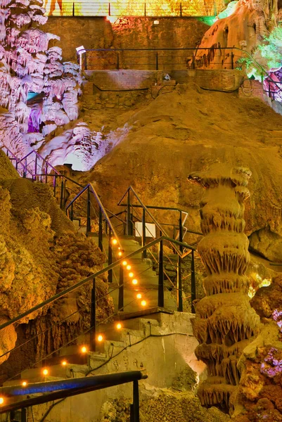 로브레 동굴의 내부는 관광객들을 램프와 계단으로 조명되었다 수직적 — 스톡 사진