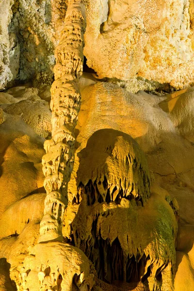 Formaciones Rocosas Naturales Las Cuevas Canelobre Iluminadas Por Lámparas Colores — Foto de Stock