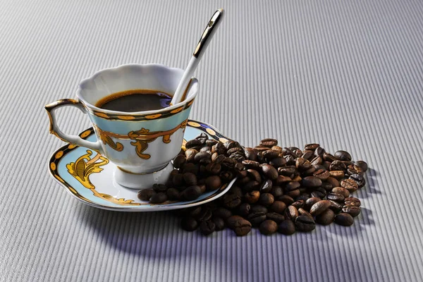 Dağınık fasulyelerden oluşan bir fincanda demlenmiş kahve..