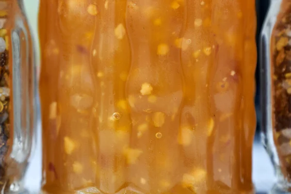 Tat notlarını değiştirmek için çeşitli yemekler eklemek için bir kabın içindeki tatlı ve ekşi parlak sos..