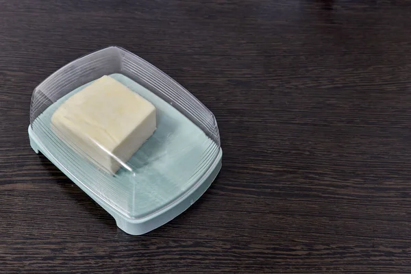 Kapağın altındaki yağ tenekesinde sarı tereyağı..