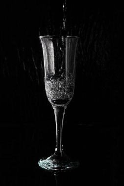 Suyun bir dereye dökülüp aynı zamanda kabarcıklar oluşturduğu bir market..