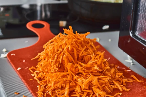 Sağlıklı ve sağlıklı beslenme için rendelenmiş havuç, baharat olarak kullanılır..