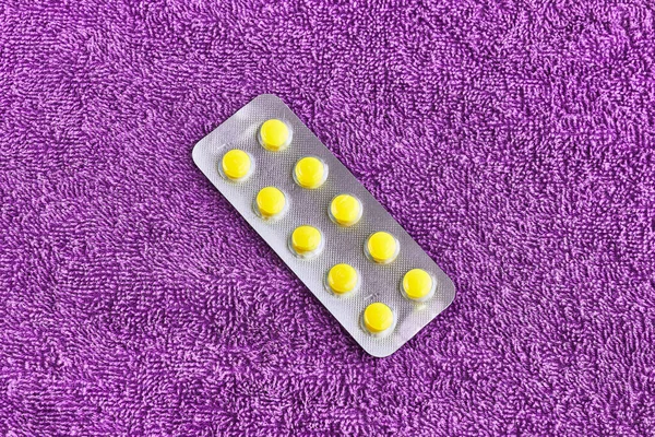 Mor arka planda tıbbi ilaçlar, sağlık bakımı ve sağlık konsepti için.