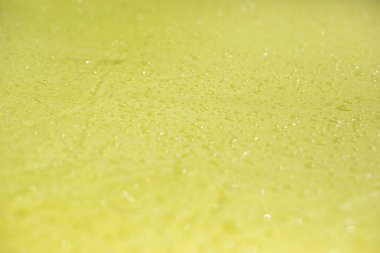 Islak bez. Sarı kumaşa damlatıyor. Yağmurdan dolayı ıslak tente.