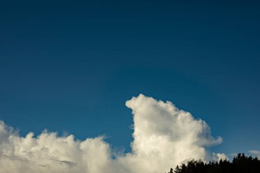 Gökyüzündeki bulutlar. Yazın gökyüzü manzarası. Havada değişiklik var. Bulutlu bir gün.